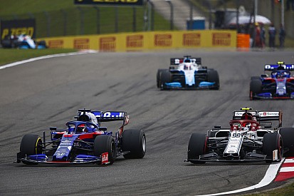 Kvyat: "El monoplaza de Sainz fue el que provocó la reacción en cadena"