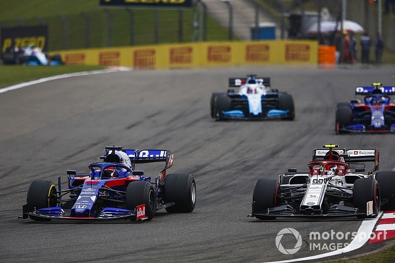 Kvyat: "El monoplaza de Sainz fue el que provocó la reacción en cadena"