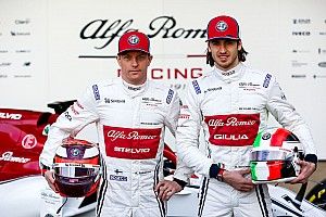 Räikkönen igazi sztárként repked: irány Genf!