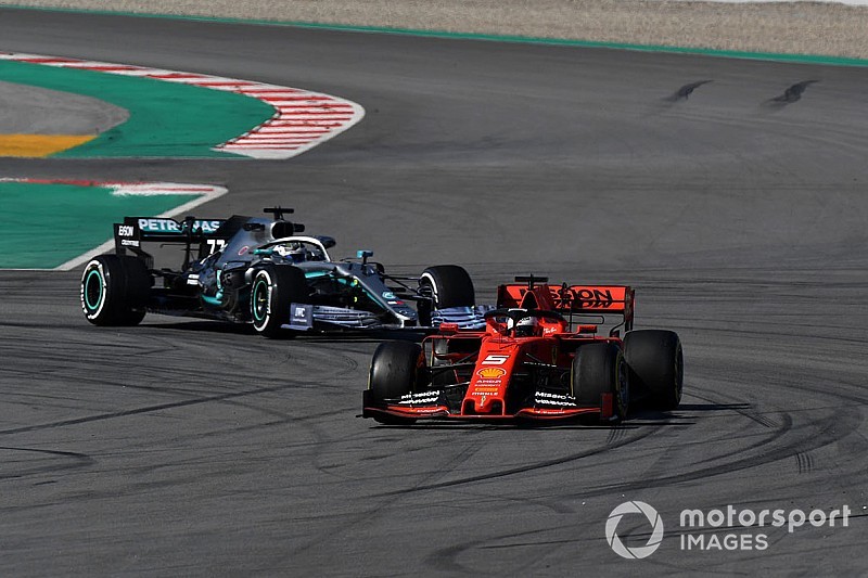 Hamilton: Mercedes no debe ir "por encima del límite" para alcanzar a Ferrari