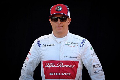 Óriási: Räikkönen laza megérkezése Kínába, utolsóként… (videó, képek)