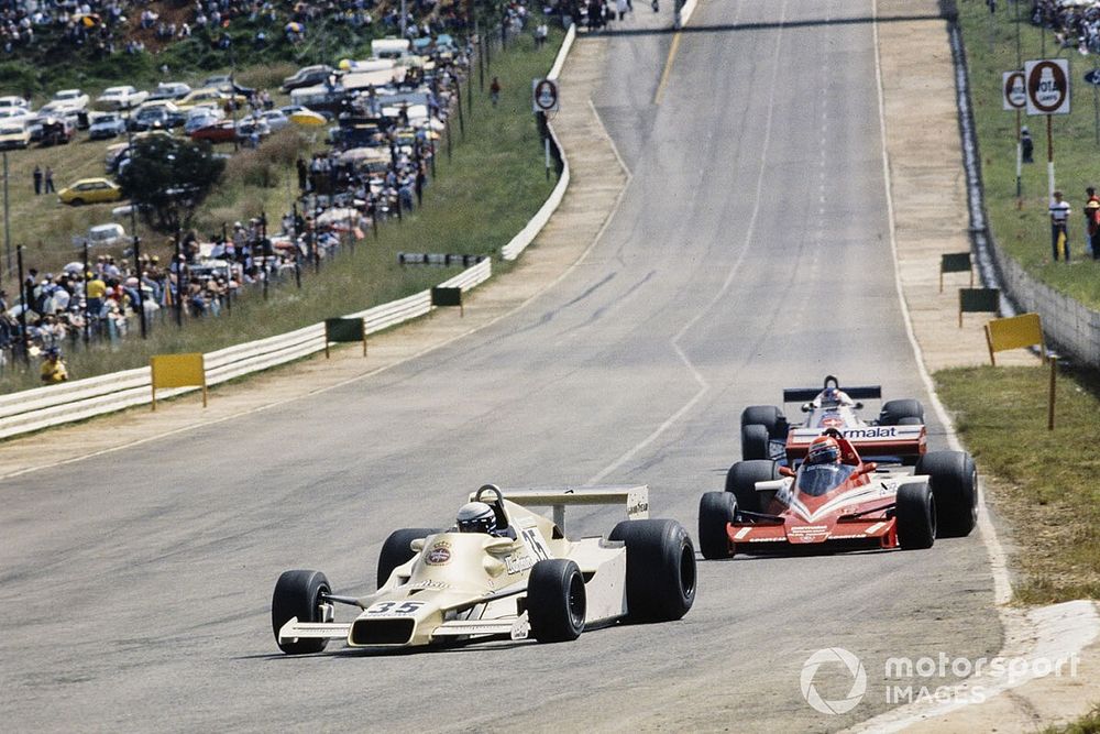 Riccardo Patrese, Arrows FA1 Ford voor Niki Lauda, Brabham BT46 Alfa Romeo en Patrick Depailler, Tyrrell 008 Ford 