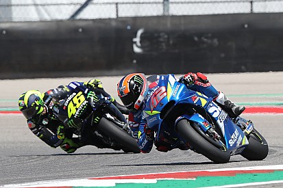 GALERI: Alex Rins vs Valentino Rossi