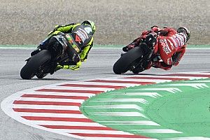 Rossi: "Bagnaia da miedo, solo le falta elegir bien las gomas"