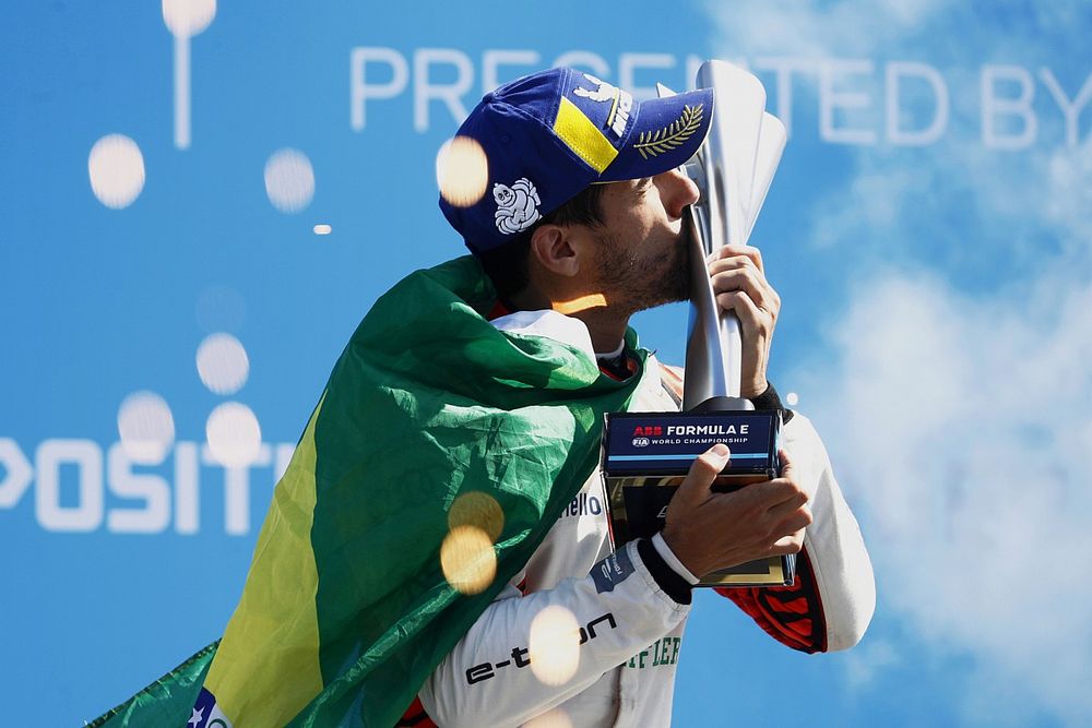 Podium: Race winner Lucas Di Grassi, Audi Sport ABT Schaeffler