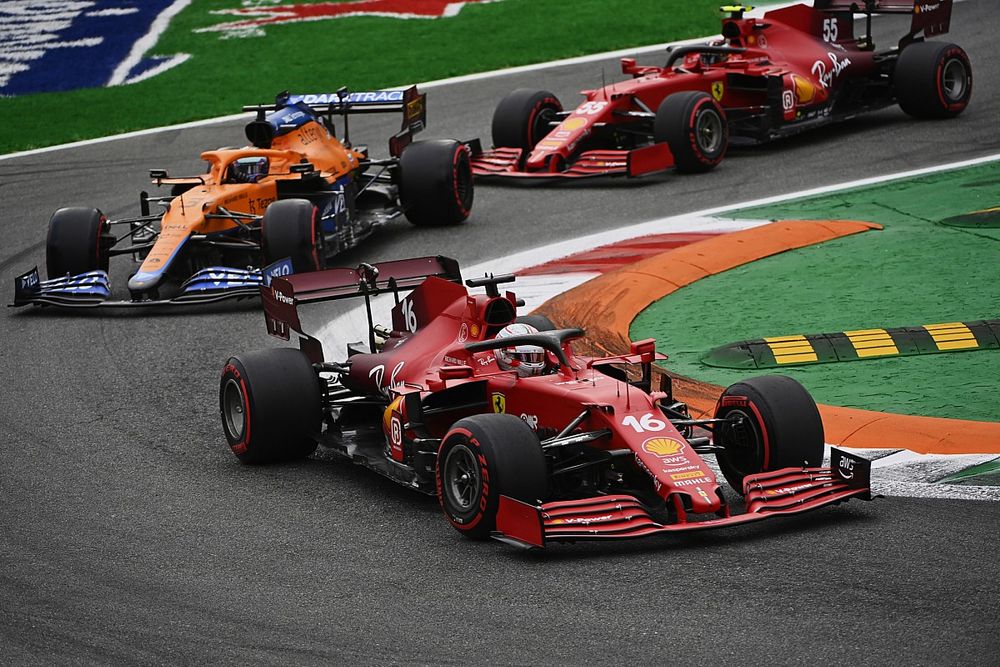 Charles Leclerc, Ferrari SF21, Daniel Ricciardo, McLaren MCL35M, en Carlos Sainz Jr., Ferrari SF21