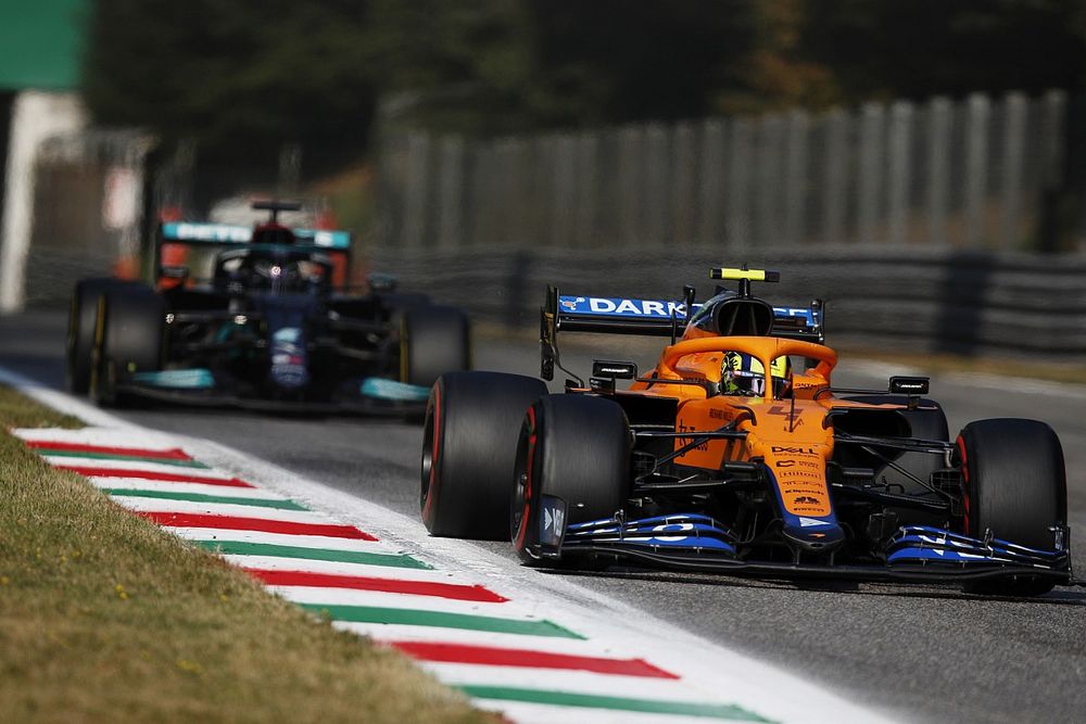 Lando Norris, McLaren MCL35M , Lewis Hamilton, Mercedes W12