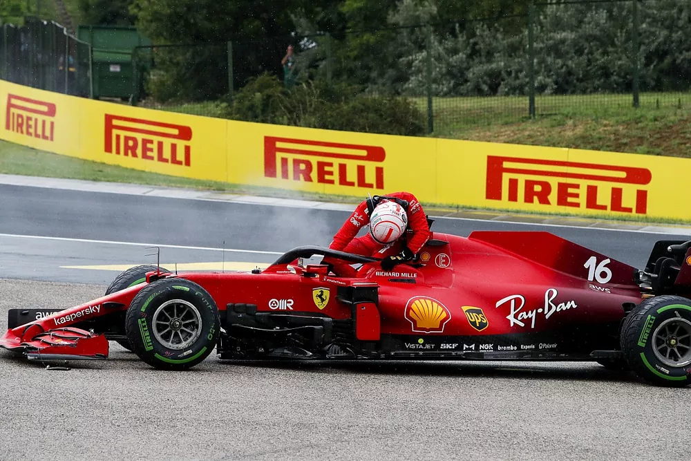 Charles Leclerc, Ferrari SF21, descend de sa monoplace endommagée