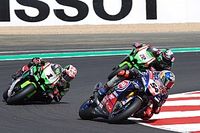 Clamoroso! Razgatlioglu penalizzato, Rea vince la Superpole Race!