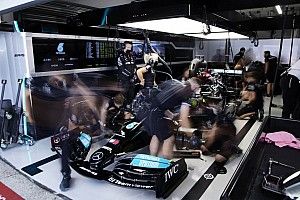 Вольф обвинил в бедах Mercedes ранний выезд на трассу