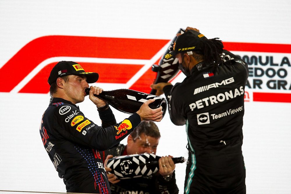 Max Verstappen, Red Bull Racing, 2e plaats, en Lewis Hamilton, Mercedes, 1e plaats, vieren feest met Rozenwater