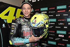 Rossi destapa su último casco especial en Misano