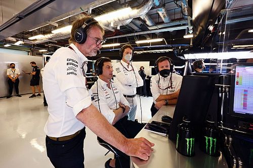 Ini Reaksi Mercedes Usai Melihat Peluncuran Red Bull RB18