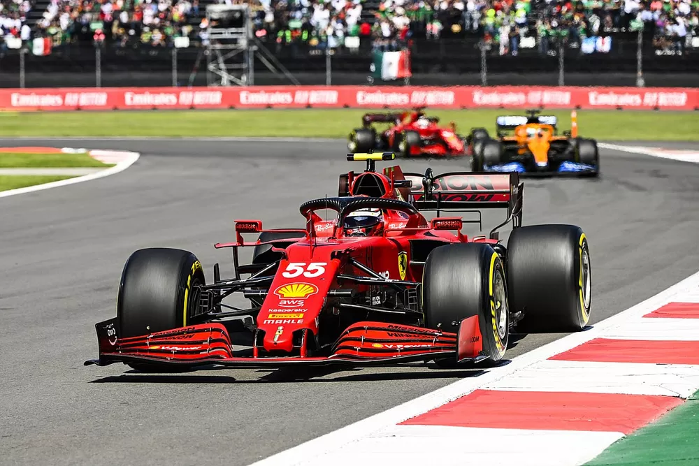Carlos Sainz Jr., Ferrari SF21, Daniel Ricciardo, McLaren MCL35M, et Charles Leclerc, Ferrari SF21