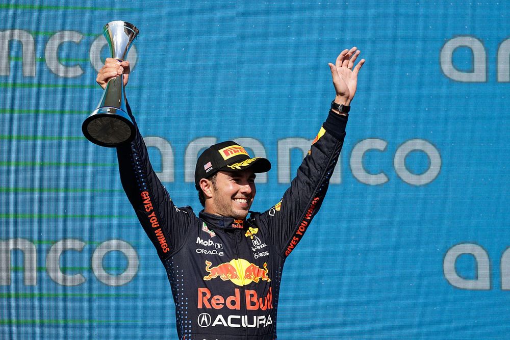 Le troisième Sergio Perez, Red Bull Racing, soulève son trophée