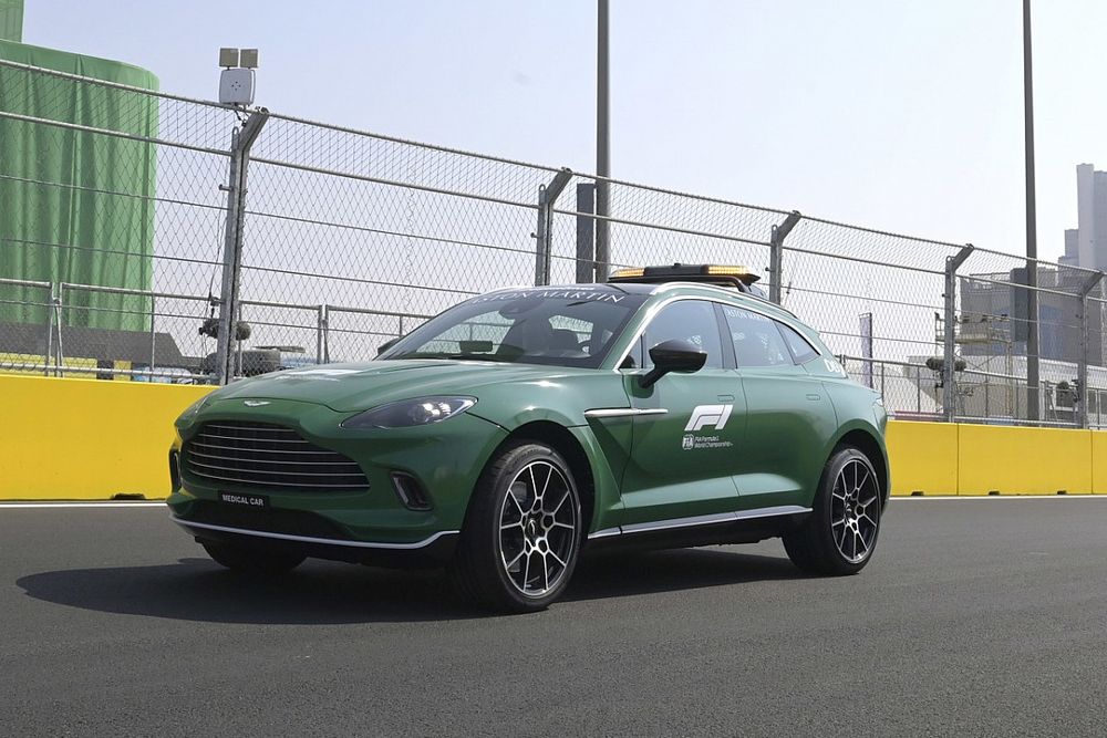 Aston Martin перекрасил пейс-кары в цвет cаудовского флага