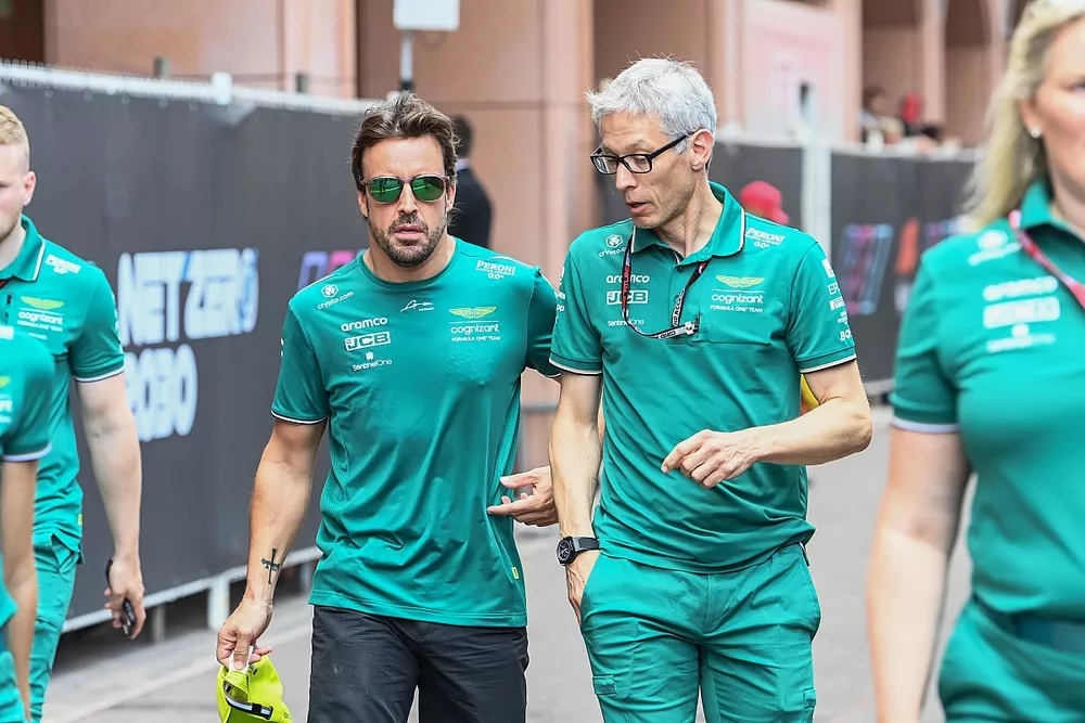 Fernando Alonso, Aston Martin F1 Team, y Mike Krack, director de Aston Martin F1 Team