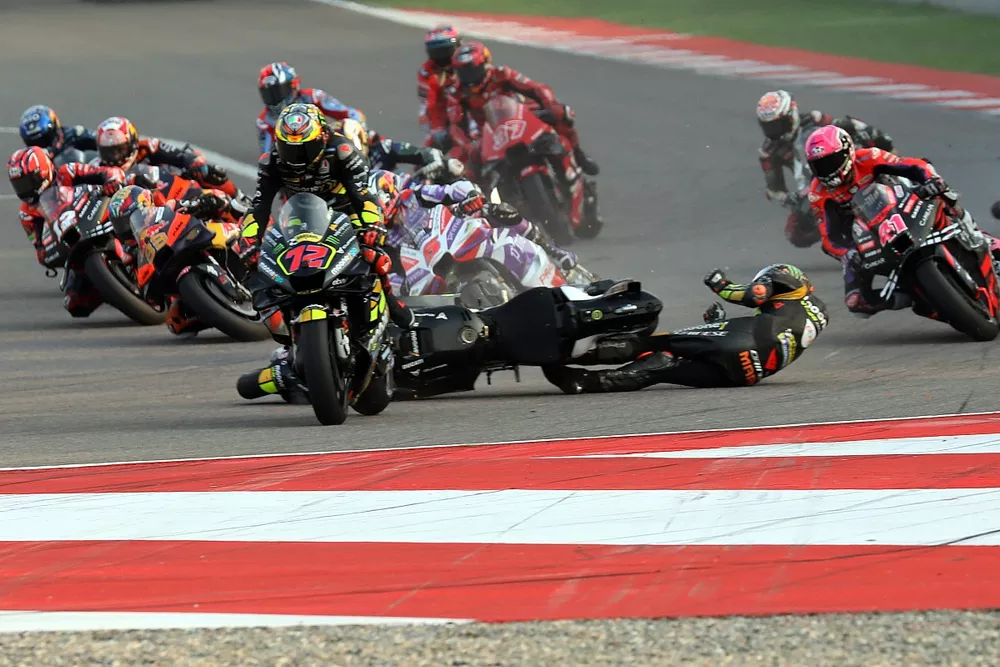 Caída de Marco Bezzecchi, VR46 Racing Team, en la sprint de India