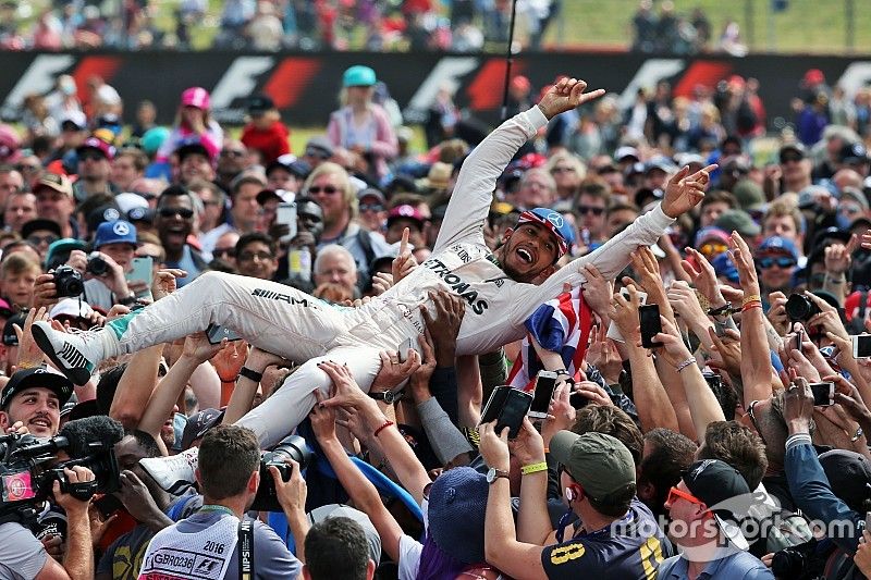 Race winner Lewis Hamilton, Mercedes AMG F1 celebrates with the fans