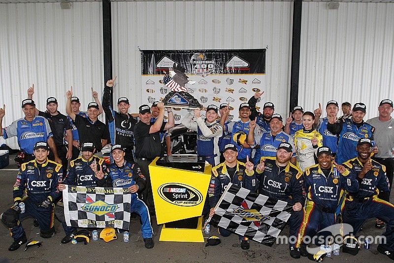 Winner Chris Buescher, Front Row Motorsports Ford