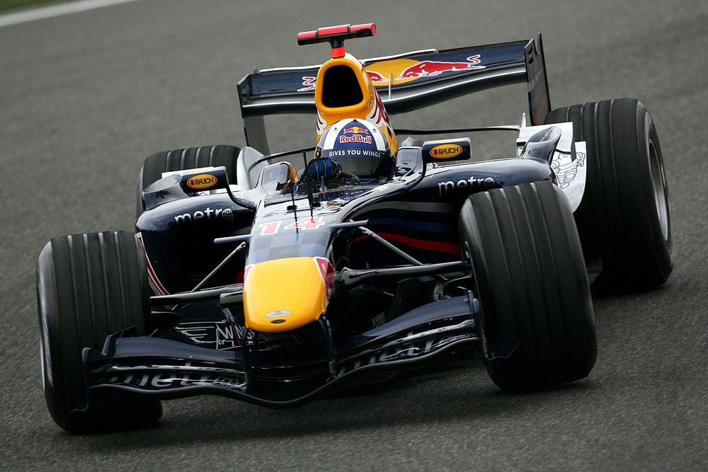 David Coulthard újra egy Forma-1-es Red Bull volánja mögé ült – videó!