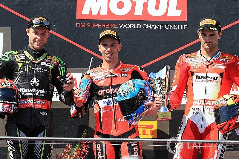 Podium : le vainqueur Marco Melandri, Aruba.it Racing-Ducati SBK Team, le deuxième, Jonathan Rea, Kawasaki Racing, le troisième, Xavi Fores, Barni Racing Team