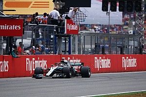 De 14º, Hamilton se aproveita de chuva e vence na Alemanha
