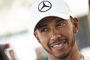 A Hamilton le gusta competir contra fans en el simulador