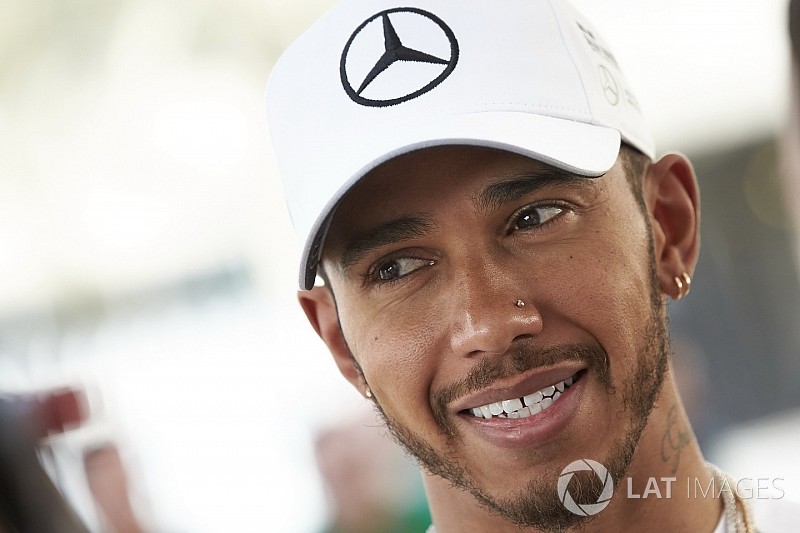 A Hamilton le gusta competir contra fans en el simulador