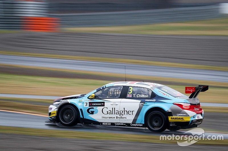 Tom Chilton domina la Opening Race sotto al diluvio, scintille Honda-Volvo