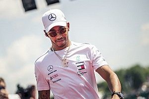 Hamilton grava vídeo recolhendo lixo de praia