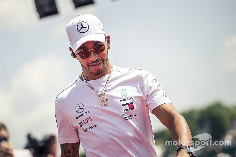 VIDEO: Hamilton recoge basura en la playa