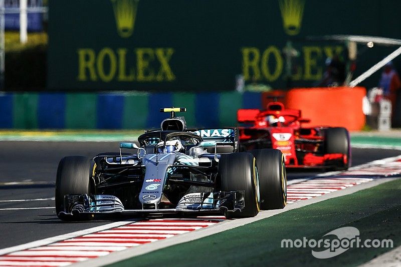 Valtteri Bottas, Mercedes AMG F1 W09 and Sebastian Vettel, Ferrari SF71H