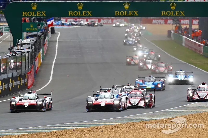 Start: #8 Toyota Gazoo Racing Toyota TS050: S&eacute;bastien Buemi, Kazuki Nakajima, Fernando Alonso leidt