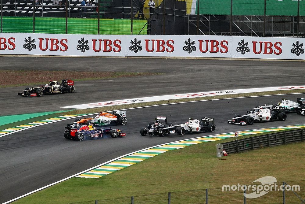 Bruno Senna, Williams FW34, Sebastian Vettel, Red Bull Racing RB8 and Sergio Perez, Sauber C31 colli