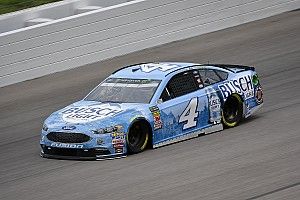 Harvick abre con el mejor tiempo en Kansas y Suárez en sexto