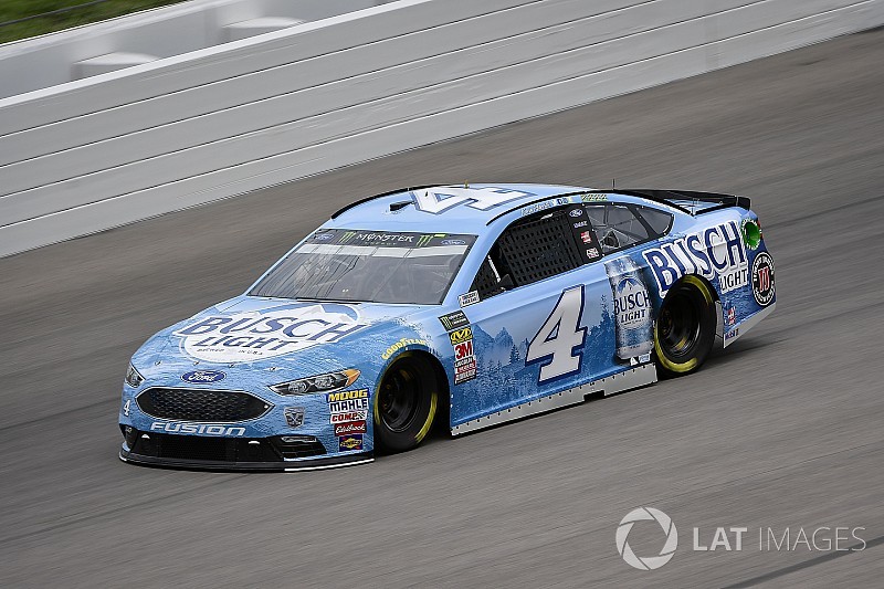 Kevin Harvick conquista una gran pole in Kansas