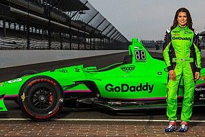 VIDEO: Danica da un vistazo a su monoplaza
