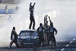 Clint Bowyer ends 190-race winless streak at Martinsville