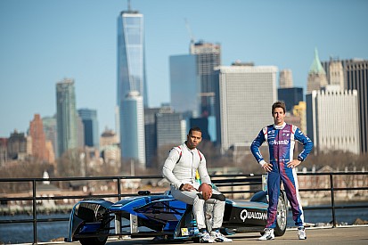 Video, Victor Cruz, in tuta e casco, dà il la all’ePrix di New York!