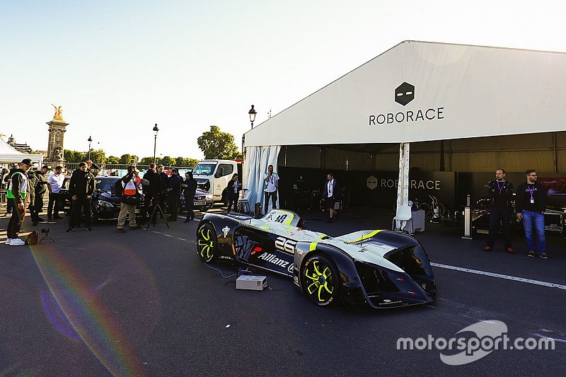 Premiere: Fahrerloses Roborace-Auto erstmals auf der Rennstrecke