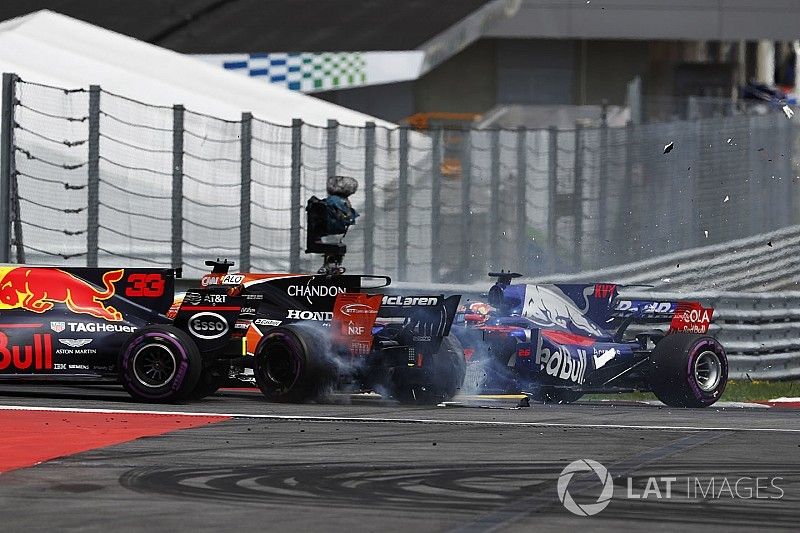 Daniil Kvyat, Scuderia Toro Rosso STR12 choca con Fernando Alonso, McLaren MCL32