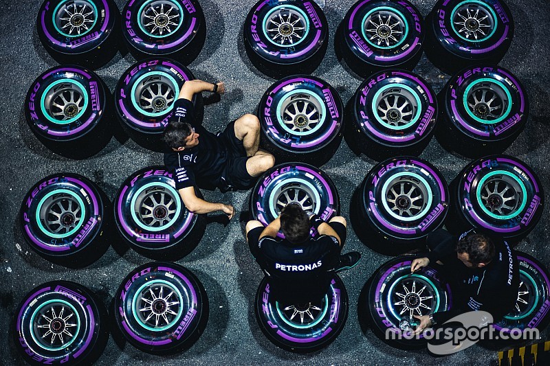Mercedes и Ferrari выбрали разные шинные стратегии для Мексики