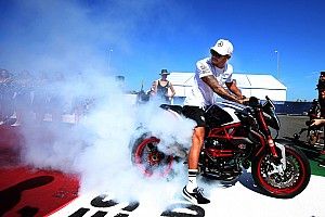 Hamilton Rossival akar motorozni