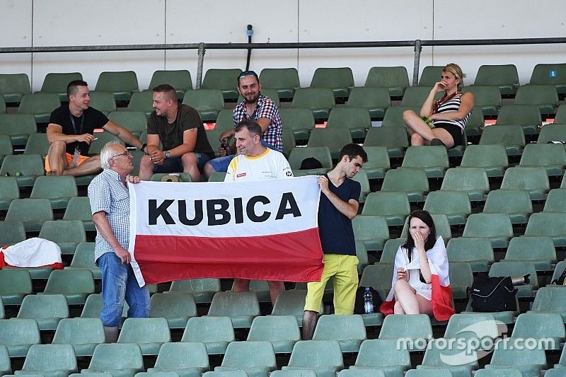 Robert Kubica, Renault Sport F1 Team fans and banner