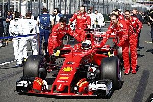 Videón, ahogy Vettel szemtelenül vizsgálja a rivális F1-es autókat