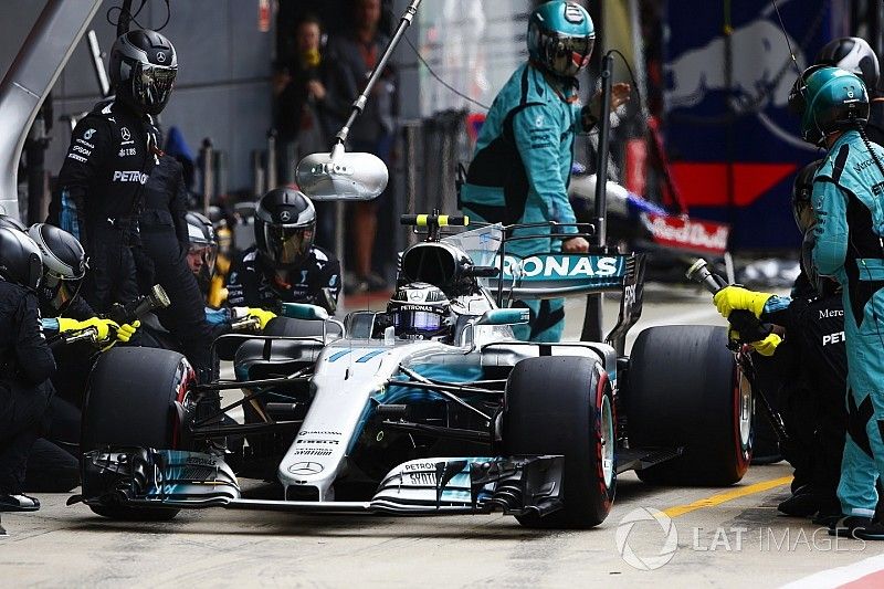 Valtteri Bottas, Mercedes AMG F1 W08, pit stop action