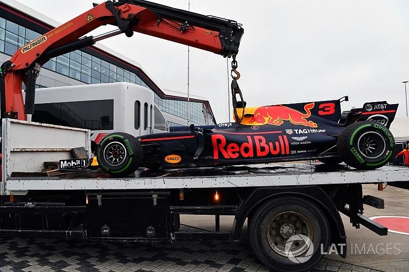 The car of Daniel Ricciardo, Red Bull Racing RB13 is recovered after stopping on track in Q1