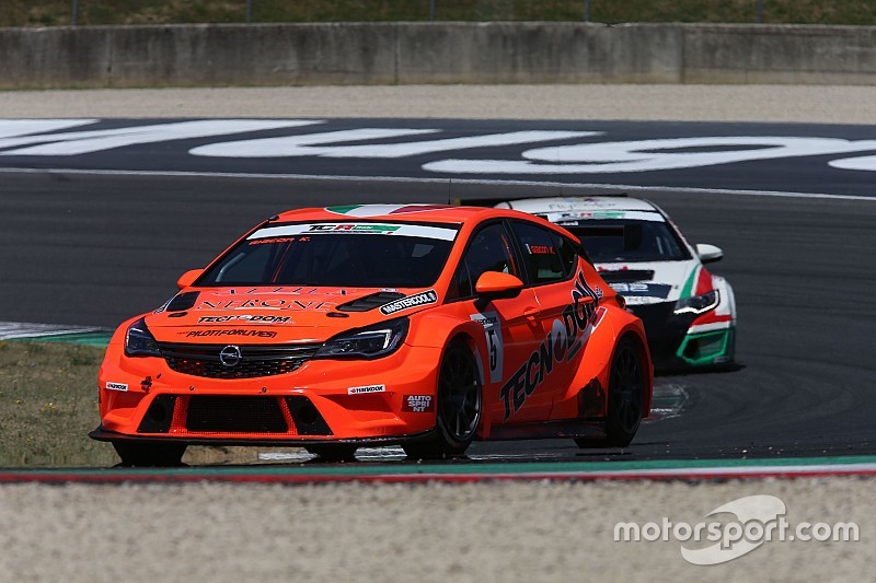 Mugello, Gara 1: prima vittoria stagionale per Kevin Giacon