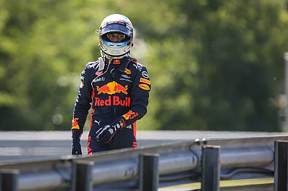 Ricciardo boos op Verstappen: "Het werd even rood voor zijn ogen"